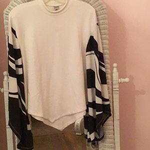 GO COUTURE NEW WHITE BLACK TEE.